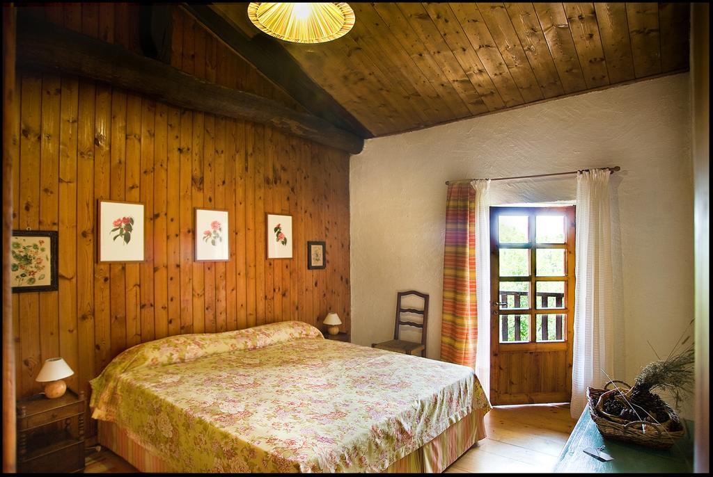 Agriturismo Famiglia Al Castello Di Bagnolo Bagnolo Piemonte Δωμάτιο φωτογραφία